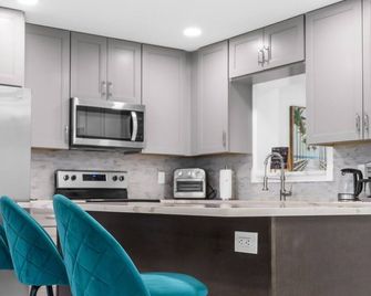 Cozy Newly Renovated Home Near Beach Tiki Hut - Deerfield Beach - Kitchen