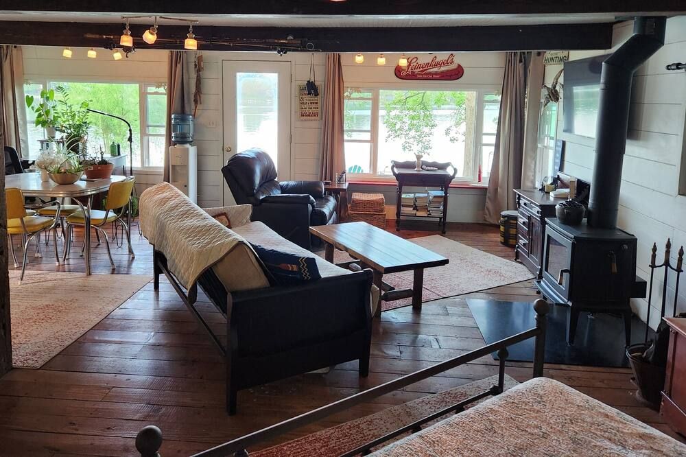 Lake life the way it used to be. Sweet cabin on a private and serene lake. - Syracuse - Sala de estar
