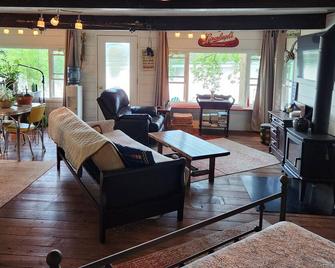 Lake life the way it used to be. Sweet cabin on a private and serene lake. - Syracuse - Sala de estar
