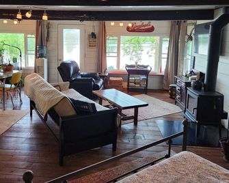 Lake life the way it used to be. Sweet cabin on a private and serene lake. - Syracuse - Sala de estar