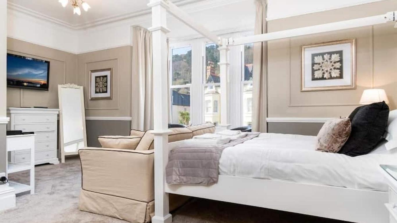 Lansdowne House with Private Car Park