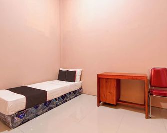 Hotel O Guesthouse Alun Alun Purwokerto - Purwokerto - Bedroom