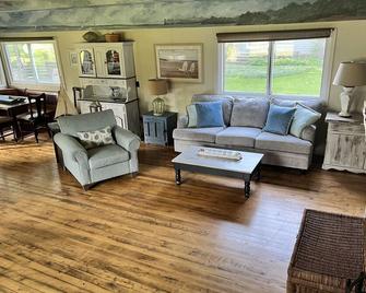 Spacious 3 bedroom Carriage house on beachfront estate - Fort Erie - Living room