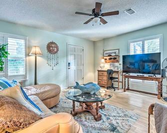 Quiet Condo about 10 Mi to Dtwn Pensacola - Pensacola - Sala de estar