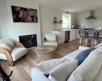 Charming 2-bedroom house in gorgeous Campbell River with WiFi, AC - Campbell River - Sala de estar
