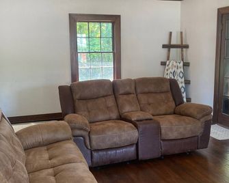 Historic brick home located 4 blocks from downtown Rockville, IN - Rockville - Wohnzimmer