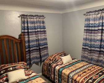 Wooded back yard with porch Randys rentals - Onamia - Bedroom