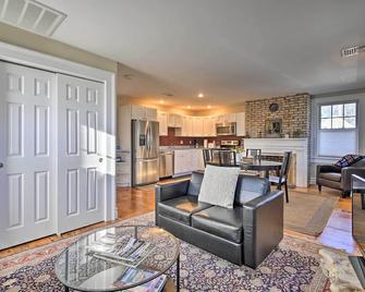 Bright Apartment - half Mi to Greenport Harbor! - Greenport - Pokój dzienny