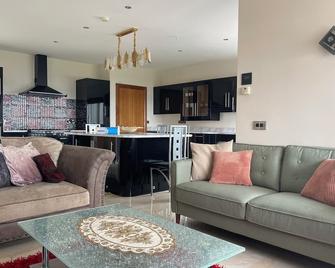 Serene luxurious Haven with Sea View: Rooms or Entire Property Letterkenny - Letterkenny - Obývací pokoj