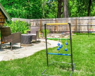 Luxury Tudor w/ 3 Kings, Deck, Yard & Playroom; 5min to Plaza - Fairway - Patio