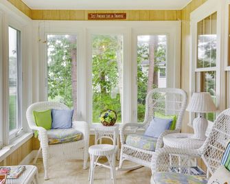 Kennebunkport Getaway w/ Grill: Walk to Beach! - Kennebunkport - Living room