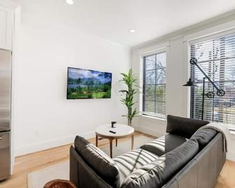 Newly Built 3BR Home in Alexandria-Walk to Metro! - Alexandria - Salon