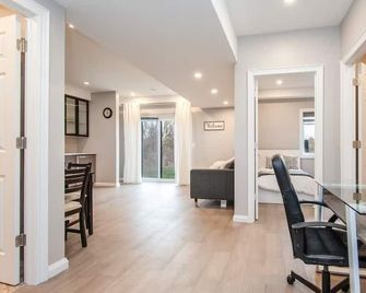 The Simple Escape, Walkout Basement on Ravine - Kitchener - Dining room