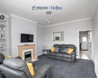 Serviced 2BR Home in Bolton Near Manchester - Bolton - Living room