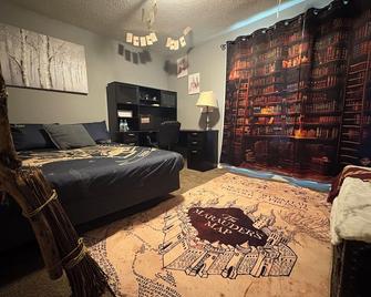 Welcome to Molly’s Place! 3-bedroom waterfront townhome in Mandan - Mandan - Bedroom