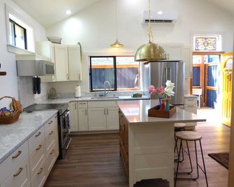 Oak Alley High End, Huge Kitchen, Private, Locked Patio. Ev Charging Available. - Port Angeles - Kitchen