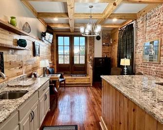 Room 6 (sleeps 2) at Chipley's Squareview Inn - Carthage - Cocina