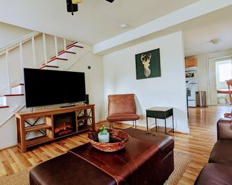 The Warren House: 5 minutes to Shenandoah National Park! - Front Royal - Sala de estar