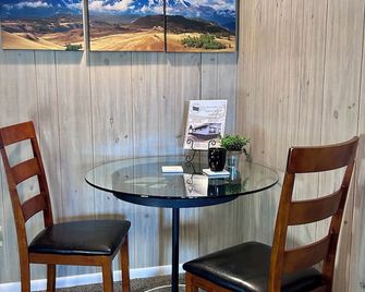 Cozy & Quiet Apartment Near Downtown - White Sulphur Springs - Dining room