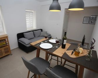 Apartmani Tri bunje - Tribunj - Dining room