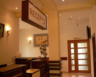 Flora Alpina - Azuga - Front desk