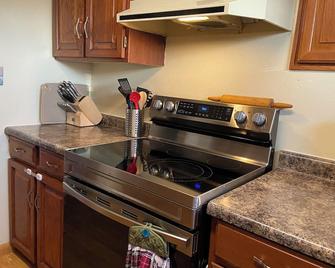 Charming 3-bedroom house in fabulous Black Hawk with AC, WiFi. Close to freeway. - Black Hawk - Kitchen