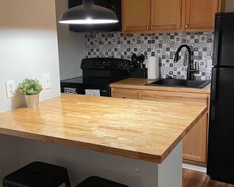 Cozy Creekside Cottage, A Great Getaway - Louisville - Kitchen