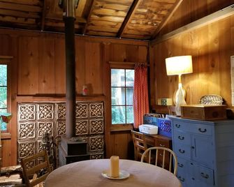 NEW! Judy's Vintage Mt. Hood Cabin. Kid, dog-friendly. Hi speed Wi-fi. - Brightwood - Comedor