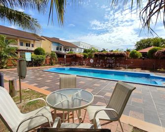 Shell Out Cenang Beach Resort - Langkawi - Pool