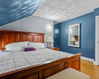 New! Spacious & Newly Remodeled Home + Free Parking + 5 Mins From Pvd Airport - West Warwick - Bedroom