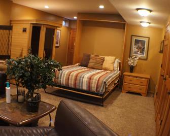 Eaa Air Adventure - Executive Home For Business Rental - Neenah - Bedroom
