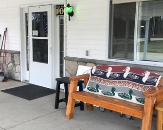 Scully's Manistee Outpost Motel - Manistee - Patio