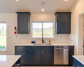 New Riverfront Luxury with acreage and great views - Tillamook - Cucina