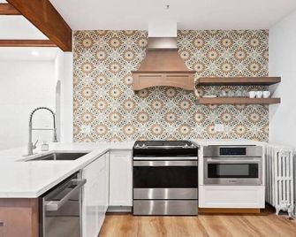 Charming Mediterranean Home near DC - Hyattsville - Kitchen