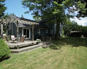 Fully Furnished Lakeside Getaway in Beautiful Bright's Grove! - Sarnia - Patio