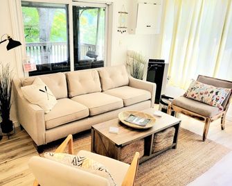 Stylish Waterfront Cottage, flat private Beach, North of Muskoka - Nipissing - Living room