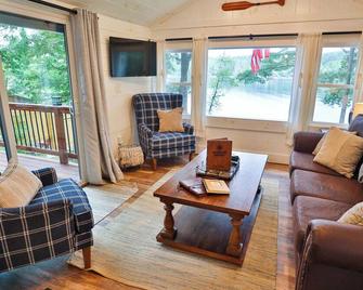 Shoreline Chateau - Fort Ann - Living room