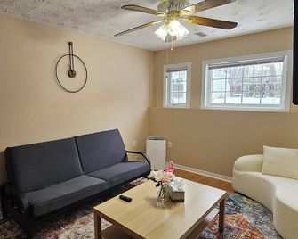 Cozy Private Basement Apartment in Fort Erie - Fort Erie - Living room