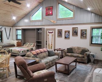 Eagle's Nest - Lakefront Cabin on the Historic Pike Lake Chain - Lac du Flambeau - Living room