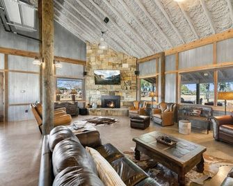 Bent Oak Highland Ranch Concierge Services - Burnet - Lounge