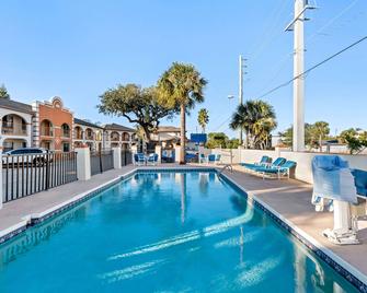 Travelodge by Wyndham Suites St Augustine - St. Augustine - Uima-allas