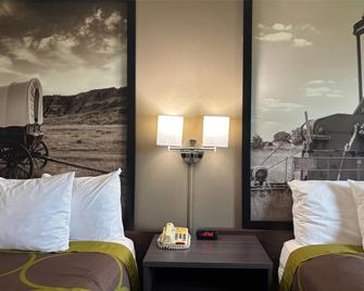 Super 8 by Wyndham Grayville - Grayville - Bedroom