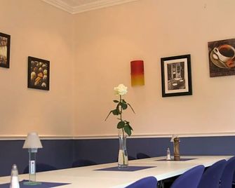 Smart Hostel by Landgasthof Velber 24h7d - Seelze - Restaurant