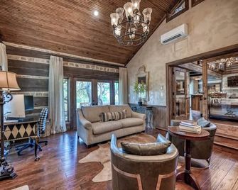 Luxury 23-Ac Ranch Casita Withhot Tub! - Fredericksburg - Living room