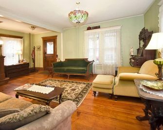 Rose wisteria 4 guests 2 bedrooms-full+queen beds - Shelburne Falls - Living room