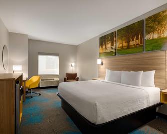 Days Inn & Suites by Wyndham Prattville-Montgomery - Prattville - Bedroom
