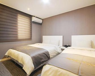 Yeosu Hotel You - Yeosu - Habitación