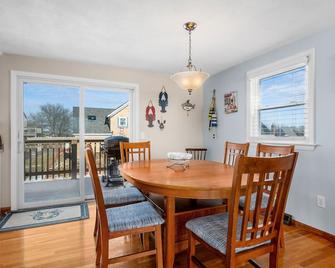 Spacious home just a short distance to Town Neck Beach and the Sandwich Boardwalk - Sandwich - Jadalnia