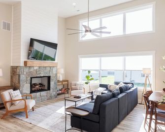 New 4-bedroom house in Buena Vista with WiFi and AC near SVU - Buena Vista - Living room