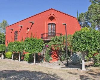 Hacienda-style colonial house near vineyards - San Juan del Río - Building